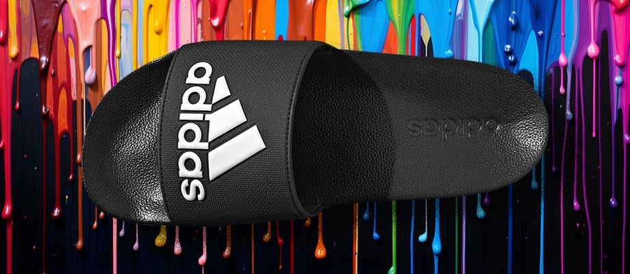 adidas Cloadfoam Adilette in Schwarz in Aufsicht mit Blick auf den den Riemen mit eingeprägtem adidas Sportswear-Logo in kontrastierendem Weiß und auf die ergonomisch geformte Sohle