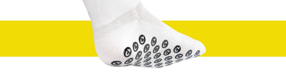 Gripsocks Superlight Socken in Weiss, Detailansicht auf die Sohle mit den speziellen Gumminoppen und dem extra dünnen Gewebe mit Meshflächen am Mittelfuß