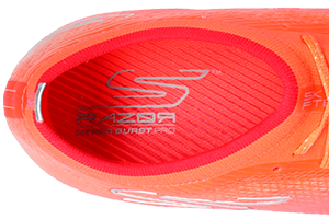 Blick von oben in den Skechers Razor FG Fußballschuh mit Blick auf die Einlegesohle mit dämpfender Hyper Burst Pro TM Dämpfung