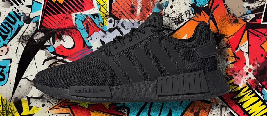 adidas Originals NMD R1 Primeblue in komplett schwarz vor einem Gaffitti Style Collage Hintergrund, um die ikonische  80er-Jahre-Running-DNA des adidas Lifestyle Sneakers mit seiner Keilform zu betonen