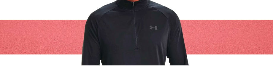 Under Armour ech HalfZip Sweatshirt in Schwarz, Detailansicht obere Torsohälfte mit Stehkragen und 1/2-Reißverschluss, Raglanschnitt im Schulterbereich und UA-Logo Ton in Ton gedruckt auf der linken Brusthälfte