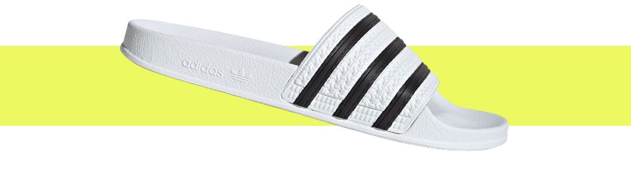 adidas Originals Adilette Weiß, seitlicher Blick auf die rechte Badelatsche Außenseite mit adidas Trefoil-Logo seitlich auf dem Sohlenrahmen