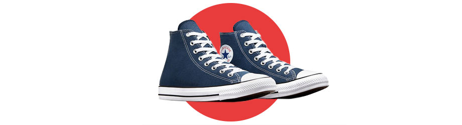 schöner Fotowinkel von unten aufwärts auf das seitlich drappierte Converse All Star High Segeltuchschuh-Paar