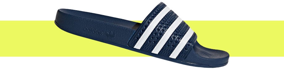 adidas Originals Adilette Blau Weiß, seitlicher Blick auf die rechte Badelatsche Außenseite mit adidas Trefoil-Logo seitlich auf dem Sohlenrahmen
