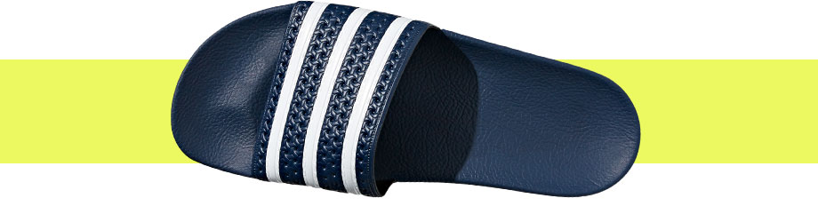 adidas Originals Adilette Blau Weiß, Draufsicht mit gutem Blick auf den Riemen und das vorgeformte Fußbett darunter, das durch Licht und Schattenwurf hervorgehoben wird