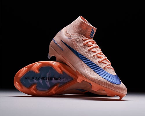 Paire de chaussures Superfly 10 couleur saumon, l'une montrant la semelle, l'autre pos&eacute;e dessus offrant une bonne vue sur le c&ocirc;t&eacute; lat&eacute;ral et le la&ccedil;age