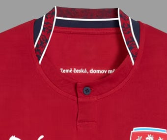 Grafischer Custom-Kragen mit Knopf und tschechischem Print innen am Nacken