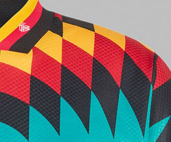 Motif losange imprim&eacute; sur les &eacute;paules du Maillot Ext&eacute;rieur DFB Bringback 1994