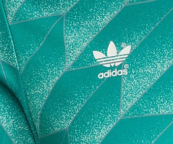 adidas Trefoil Logo als Thermodruck auf dem DFB Bringback Away Trikot 1990