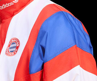 Breites 3-Stripe-Design an den Schultern, Stehkragen mit gestickten Logos