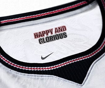 Joli col tricot&eacute; avec HAPPY AND GLORIOUS imprim&eacute; &agrave; l'int&eacute;rieur du maillot