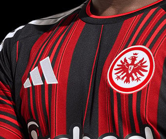 adidas Logo gestickt, Eintracht-Wappen als Web-Patch