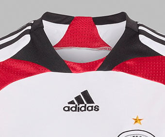 Rundhalsausschnitt mit roten Mesh-Eins&auml;tzen des DFB Bringback Home Trikots 2007 Damen