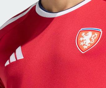 adidas Logo gestickt und FACR-Wappen im Hitzetransfer-Verfahren am Tschechien Trikot Home 2026