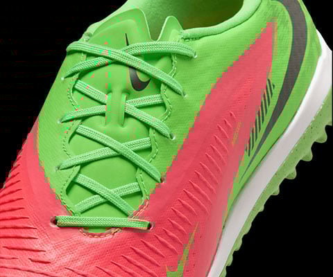 Gros plan sur le la&ccedil;age asym&eacute;trique, la languette divis&eacute;e et la partie sup&eacute;rieure de l'avant-pied avec Nikeskin