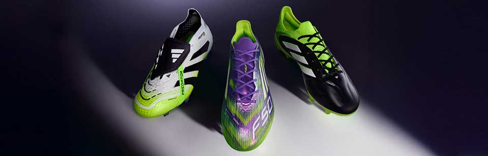 Je ein Fußbbalschuh vom adidas Predator, dem F50 und dem adidas COPA Pure III mit Spitze nach vorne in starker Schlaglicht-Beleuchtung, um die jeweiligen Farb-Kombinationen des adidas Radiant Blaze Packs hervorzuheben