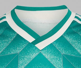 Zweifarbiger gerippter V-Ausschnitt auf dem DFB Bringback Away Trikot 1990