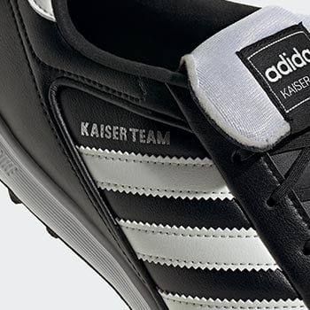 Closeup auf den KAISER TEAM Schriftzug seitlich in silber aufgedruckt