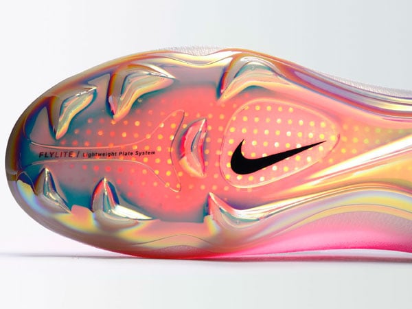 Nike Mercurial Vapor 17 Elite FG &ndash; D&eacute;tail de la semelle FlyLite avec crampons FG agressifs orient&eacute;s anatomiquement
