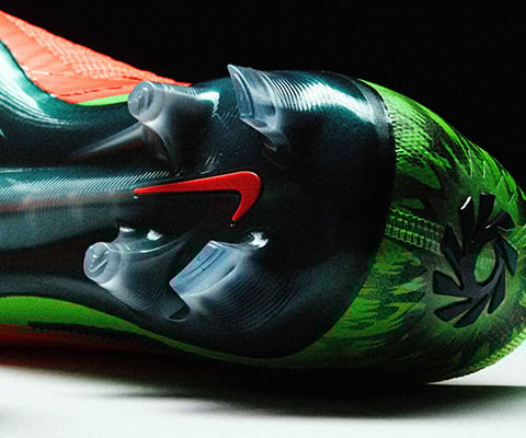 Gros plan sur la partie arri&egrave;re de la semelle Elite FG haut de gamme avec les crampons FG agressifs Phantom