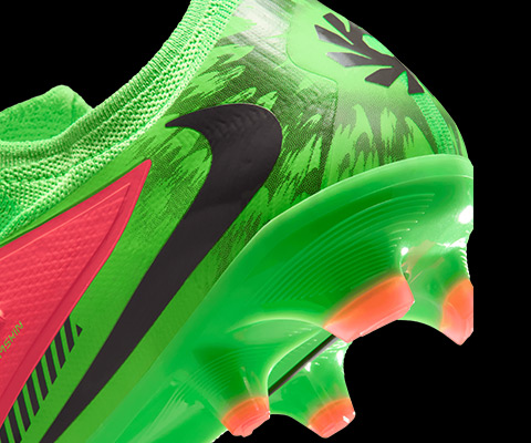 Gros plan sur le talon avec logo noir Haaland FORCE 9 en forme de tornade g&eacute;om&eacute;trique rotative et partie arri&egrave;re de la semelle PRO avec crampons FG