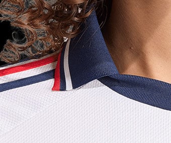 Retro fold-over collar with raglan cut and sewn-on 3-stripes in blue, red, blue