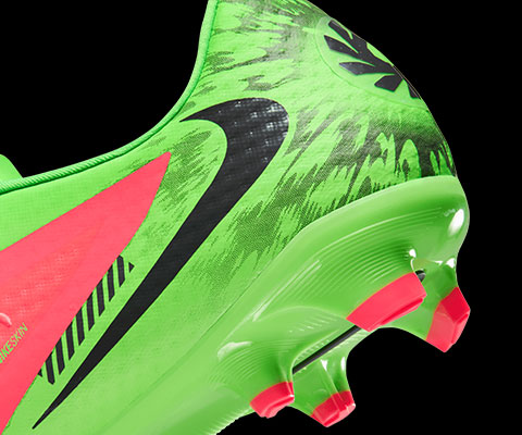 Gros plan sur le talon avec le logo noir Haaland FORCE 9 en forme de tornade g&eacute;om&eacute;trique rotative et la partie arri&egrave;re de la semelle FG/MG avec crampons TPU