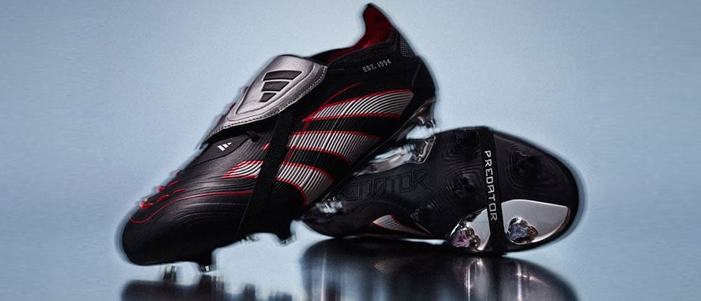 adidas Obsidian Strike Predator mit Lederupper, aufeinandergelegt im Fototstudio vor clean graublauem Hintergrund mit Blur-Effekt um die Kanten
