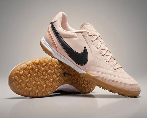 Paire de Ligeras TF &eacute;dition sp&eacute;ciale 10R 2026 dispos&eacute;es : une de c&ocirc;t&eacute; montrant la semelle. L'autre chaussure devant pos&eacute;e dessus et montrant le profil ext&eacute;rieur avec les coutures classiques sur le bout, le la&ccedil;age et le Swoosh Nike.