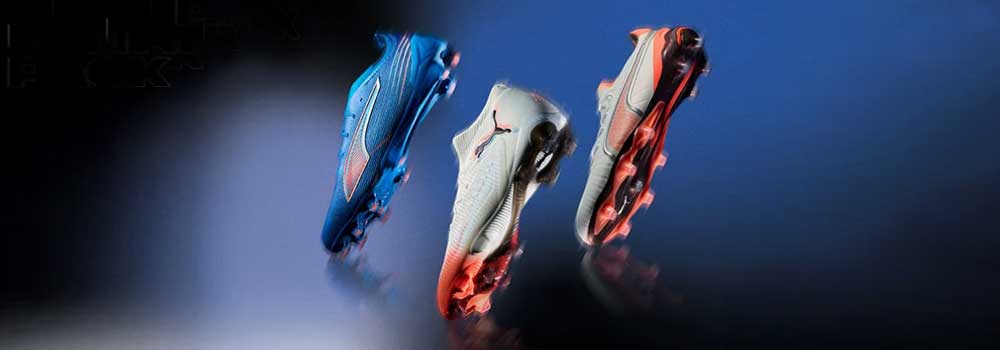 PUMA Ultra, PUMA King und PUMA Future je ein Rasenfußballschuh in seitlicher Ansicht auf der Spitze stehend vor einem rauchgrau-schwarzen Hintergrund. 