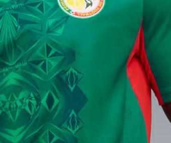 Gros plan sur le tricot respirant avec inserts en mesh et graphismes kal&eacute;idoscopiques