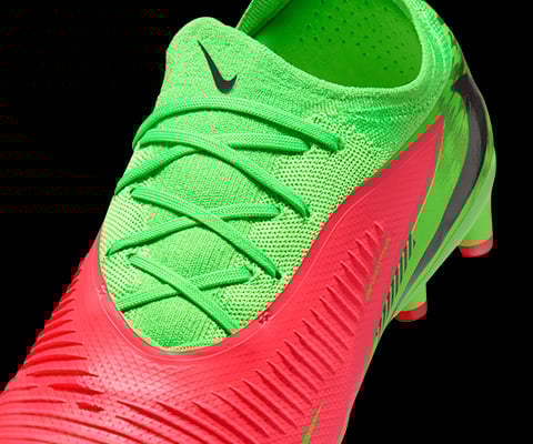 Gros plan sur le la&ccedil;age et la partie sup&eacute;rieure de l'avant-pied avec rev&ecirc;tement VenomSkin