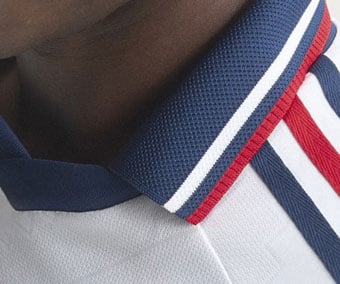 Premium polo collar with herringbone-pattern 3-stripes and fine woven fabric detail