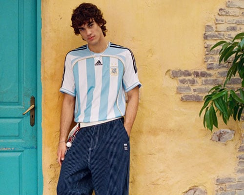 adidas AFA Argentinien Bringback Home Trikot 2006 an einem Model kombiniert als Freizeit-Look mit Jeans