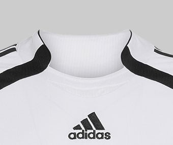 Rundhalsausschnitt mit integrierter Linienf&uuml;hrung des DFB Bringback Home Trikots 2006