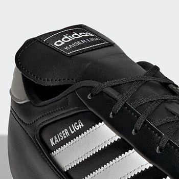 Detailansicht der gro&szlig;en Umschlagzunge am adidas Kaiser Liga 2 FG