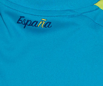 Espa&ntilde;a as typographic font printed in the neck