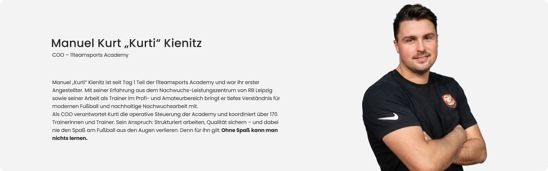 Manuel Kurti Kienitz, COO of 11teamsports Academy and former RB Leipzig youth coach, smiling with arms crossed in black Nike shirt