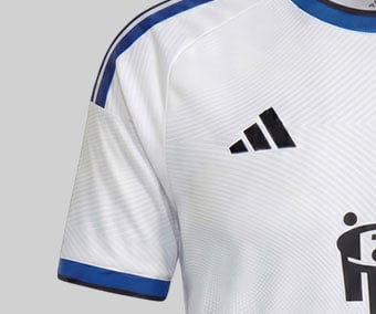 Abstrakte Stadionmembran des Volksparkstadions als Ton-in-Ton-Musterung auf dem weissen Kids-Trikot, Raglanschnitt an den schultern