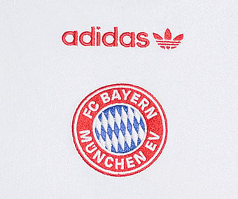 Wappen und Kombination aus adidas-Schriftzug und Trefoil, gestickt