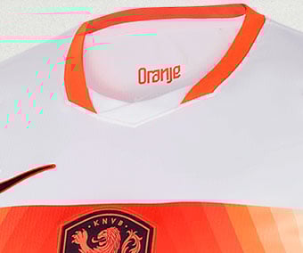 Custom collar and Oranje-Print inside the neck