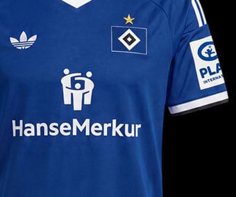Trikot mit Sponsordruck auf dem Torso und auf dem linken Arm