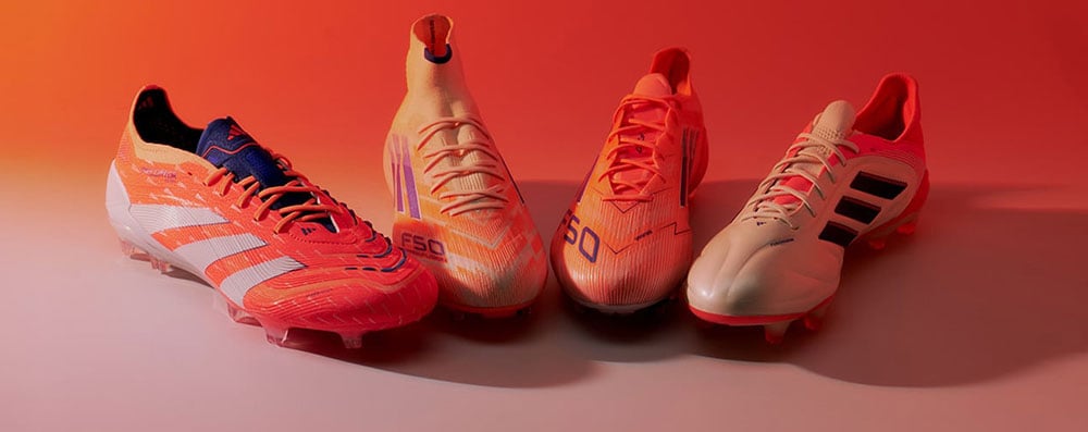 Je ein Fußbbalschuh vom adidas Predator, dem F50 und dem adidas COPA Pure III in der jeweiligen Farb-Kombinationen des des Silos für den adidas Coral Blaze Pack mit Hauptfarbe Coral-Rot bzw. Coral-Orange