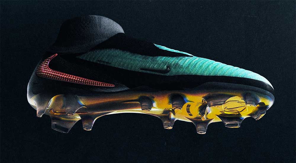 Der neue Nike Phantom High 6 schwebend in der Luft fotografiert von diagonal unten mit dramatischer Beleuchtung