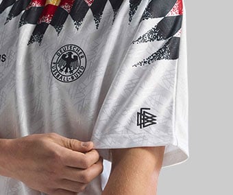 Gesticktes DFB-Logo auf dem &Auml;rmel des DFB Bringback Home Trikots 1994