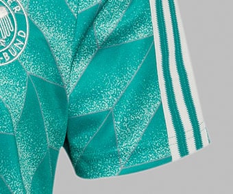 Aufgen&auml;htes Zickzack-Tape der adidas 3-Stripes am DFB Bringback Away Trikot 1990