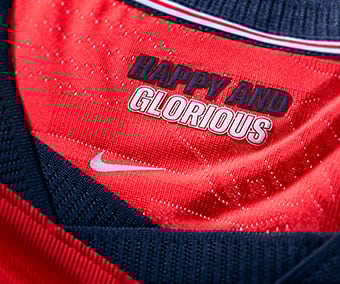 Col personnalis&eacute; avec impression HAPPY AND GLORIOUS &agrave; l'int&eacute;rieur