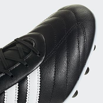 Closeup auf die Steppn&auml;hte des adidas Kaiser Liga 2 FG