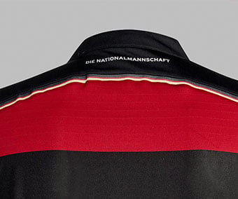 Nackenprint mit Schwarz-Rot-Gold Kontraststreifen des DFB Bringback Away Trikots 2014