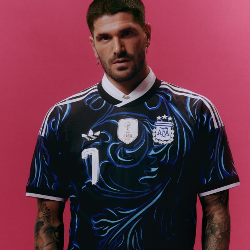 Footballer wearing light blue and white Argentina jersey number 20 - Shop official AFA kit at 11teamsports